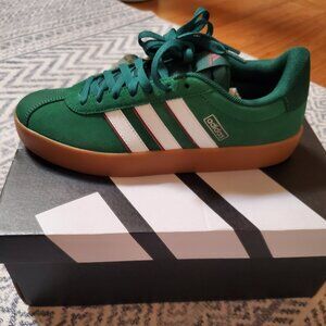 New Adidas Mens Size 7.5 / Womens Size 8
